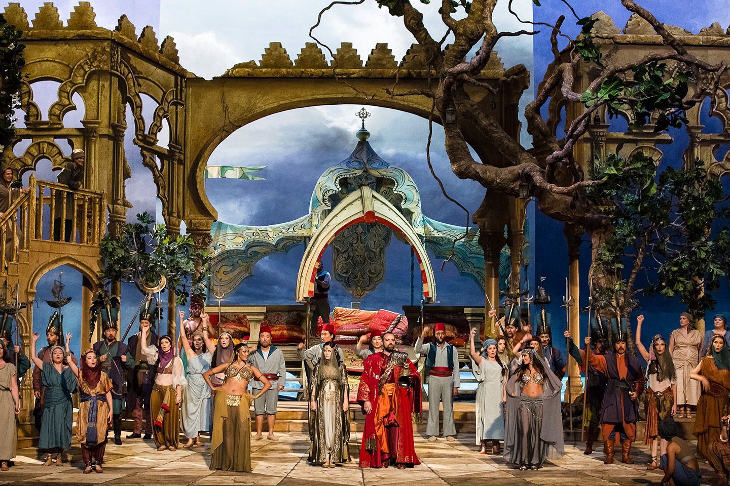 L’Enlèvement au sérail musique de Wolfgang Amadeus Mozart (1756-1791) livret de Johann Gottlieb Stephanie d’après la pièce de Christoph Friedrich Bretzner Philippe Jordan (oct-nov)Direction musicale Zabou BreitmanMise en scène Jean-Marc StehléDécors Arielle ChantyCostumes Sophie TellierChorégraphie André DiotLumières José Luis BassoChef des Choeurs Jürgen Maurer Selim Erin Morley Konstanze Anna Prohaska Blonde Bernard Richter Belmonte Paul Schweinester Pedrillo Lars Woldt Osmin Orchestre et Choeur de l’Opéra national de Paris Palis Garnier - Opéra national de Paris