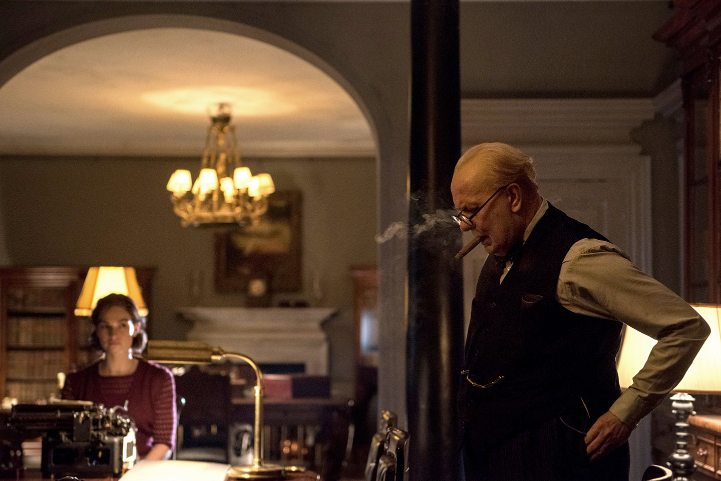 4106_D023_00001_R_CROPLily James stars as Elizabeth Layton and Gary Oldman as Winston Churchill in director Joe Wright's DARKEST HOUR, a Focus Features release.Credit: Jack English / Focus Features